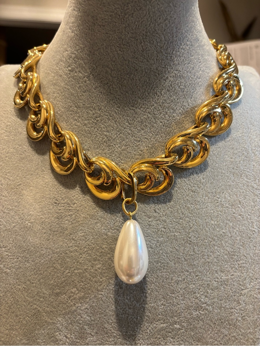 Beautiful Gold tone vintage chain Necklace w/added vintageTeardrop Pearl Pendant